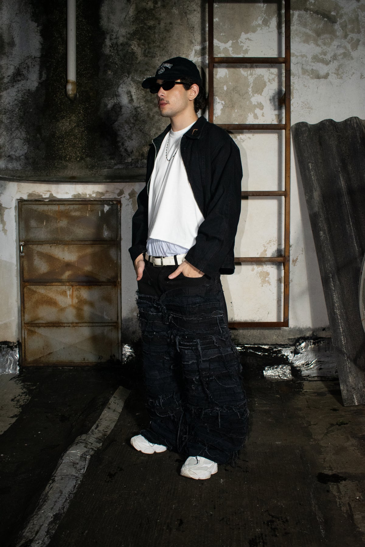 DESTROYED BLACK PANTS