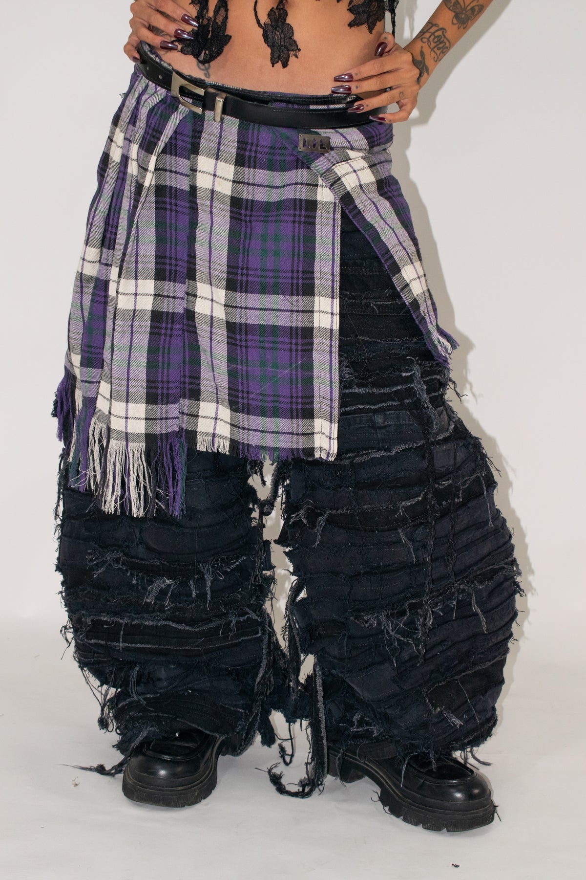 DESTROYED BLACK PANTS