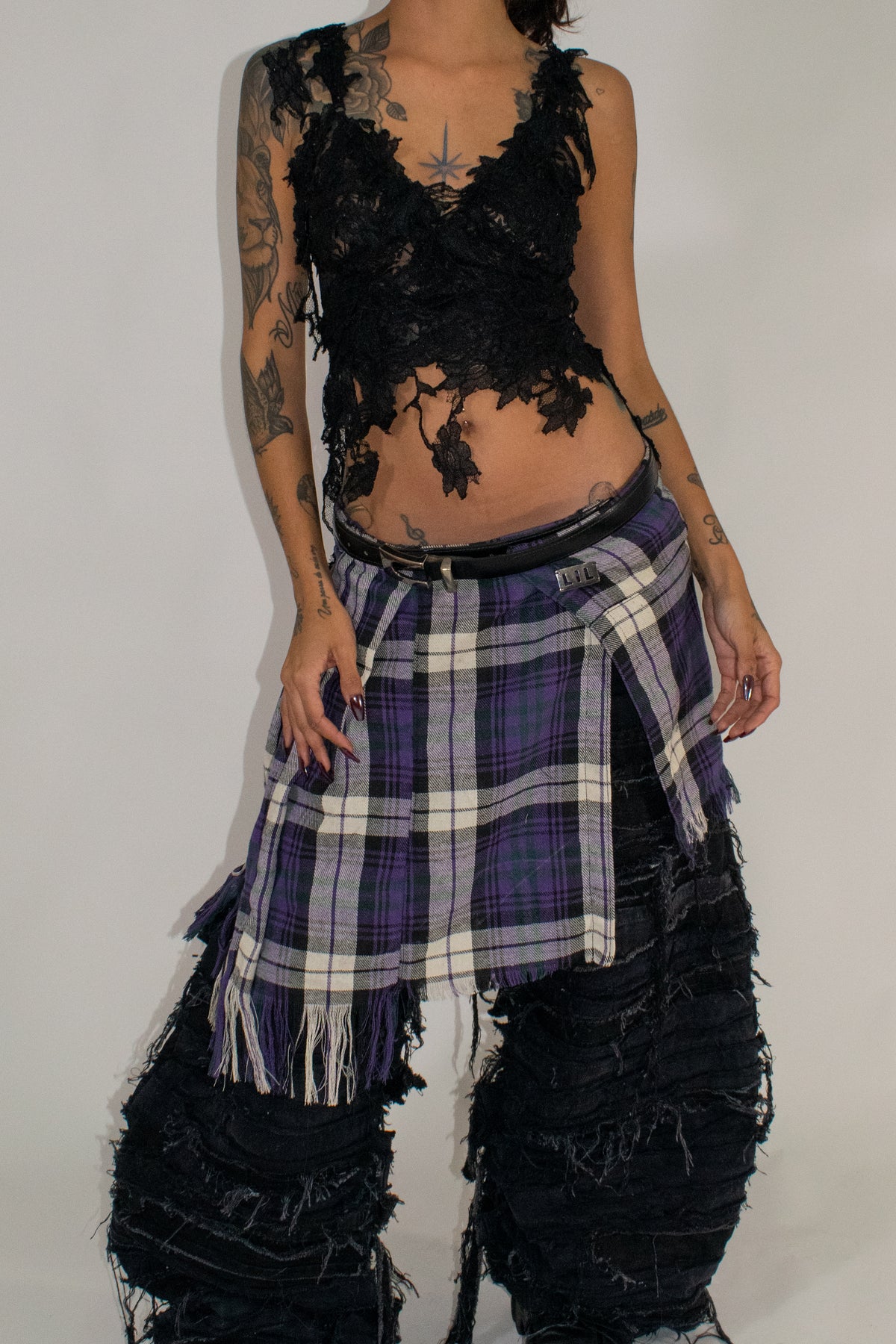 DESTROYED BLACK PANTS